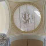 ...mentre sul soffitto domina la grande cupola 